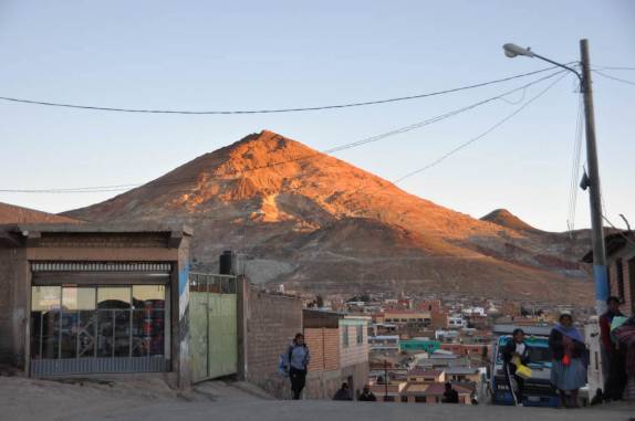 A cidade de Potosi com o Cerro Rico ao fundo (Bolívia)